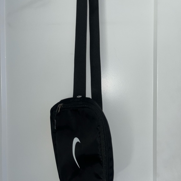 Nike Black Crossbody Bag: Stylish and Practical Accessory - Picture 4 of 7